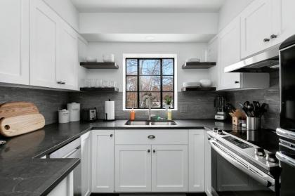 Classic Luxury with a Quick Walk to Downtown Cuisine - image 6