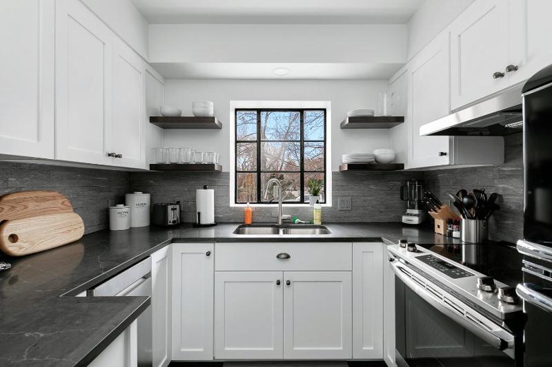 Classic Luxury with a Quick Walk to Downtown Cuisine - image 6