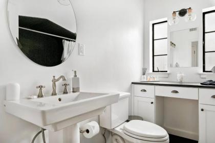Classic Luxury with a Quick Walk to Downtown Cuisine - image 9