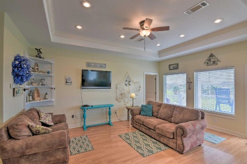 Coastal Escape Less Than 20 Mi to Galveston Walk to Beach
