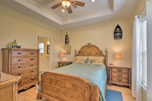 Coastal Escape Less Than 20 Mi to Galveston Walk to Beach - image 10