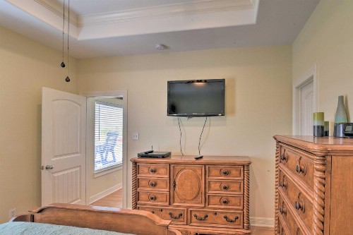 Coastal Escape Less Than 20 Mi to Galveston Walk to Beach - image 11