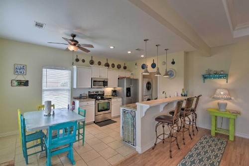 Coastal Escape Less Than 20 Mi to Galveston Walk to Beach - image 6