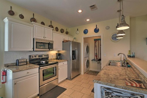 Coastal Escape Less Than 20 Mi to Galveston Walk to Beach - image 7
