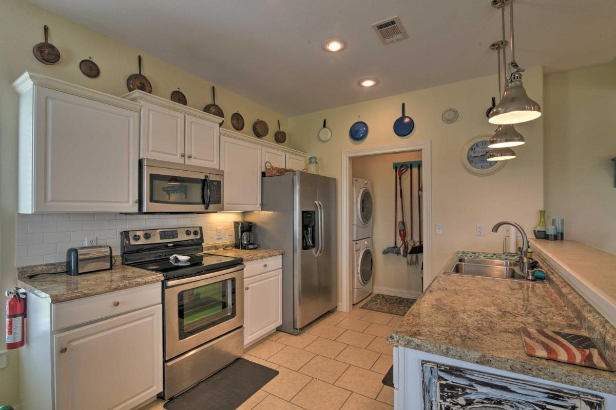 Coastal Escape Less Than 20 Mi to Galveston Walk to Beach - image 7