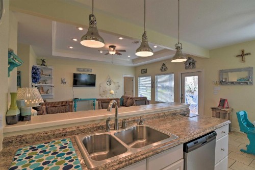 Coastal Escape Less Than 20 Mi to Galveston Walk to Beach - image 9