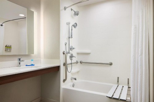 Holiday Inn Express & Suites Bonifay an IHG Hotel - image 19