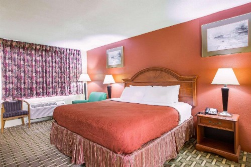 Rodeway Inn - image 10