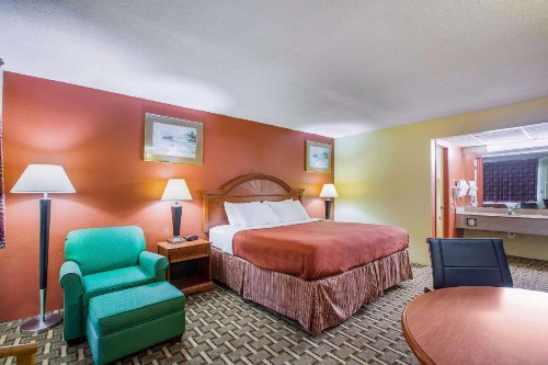 Rodeway Inn - image 11