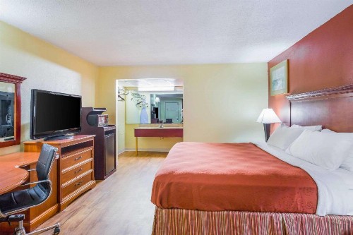 Rodeway Inn - image 13