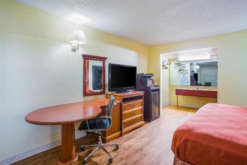 Rodeway Inn - image 14