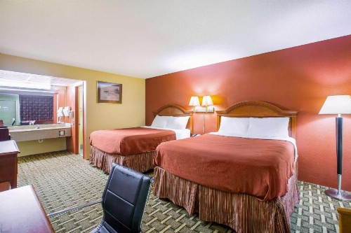 Rodeway Inn - image 18
