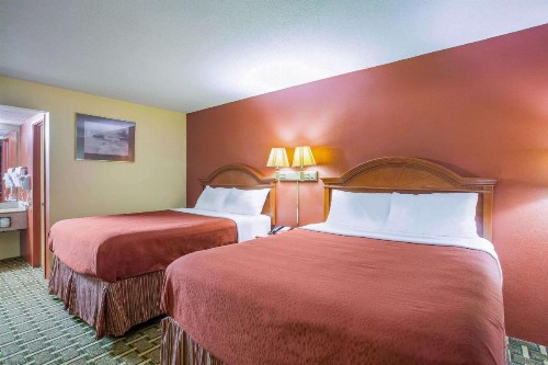 Rodeway Inn - image 19