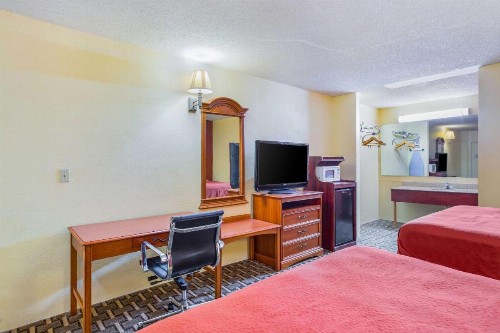 Rodeway Inn - image 23