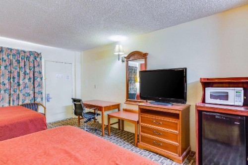 Rodeway Inn - image 24