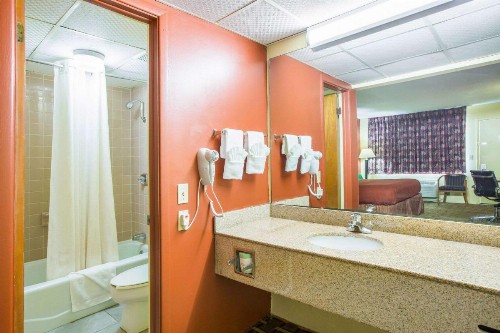 Rodeway Inn - image 25