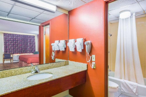 Rodeway Inn - image 26