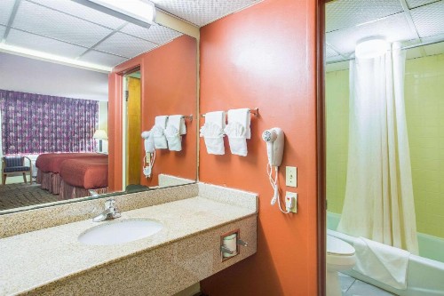 Rodeway Inn - image 27