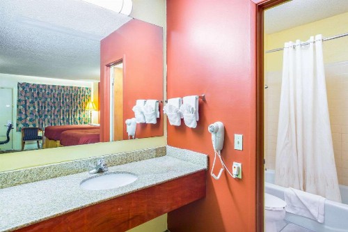 Rodeway Inn - image 28