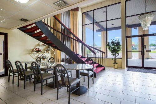 Rodeway Inn - image 8