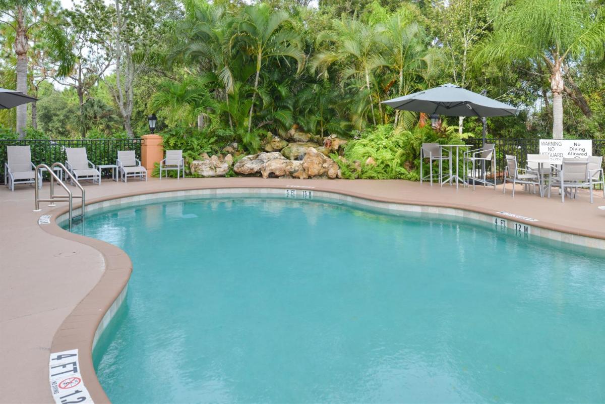 Holiday Inn Express Hotel & Suites Bonita Springs/Naples an IHG Hotel - image 2