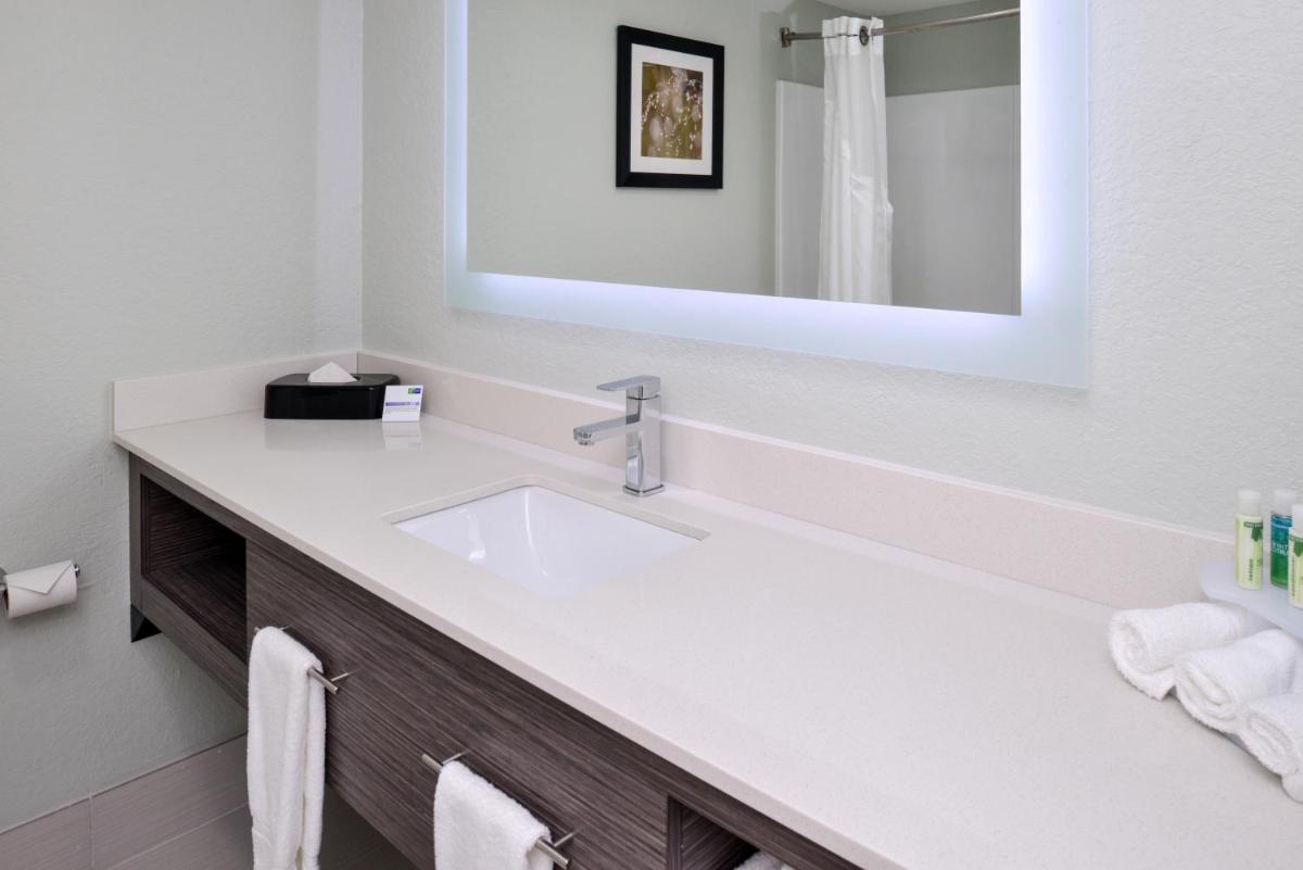 Holiday Inn Express Hotel & Suites Bonita Springs/Naples an IHG Hotel - image 5