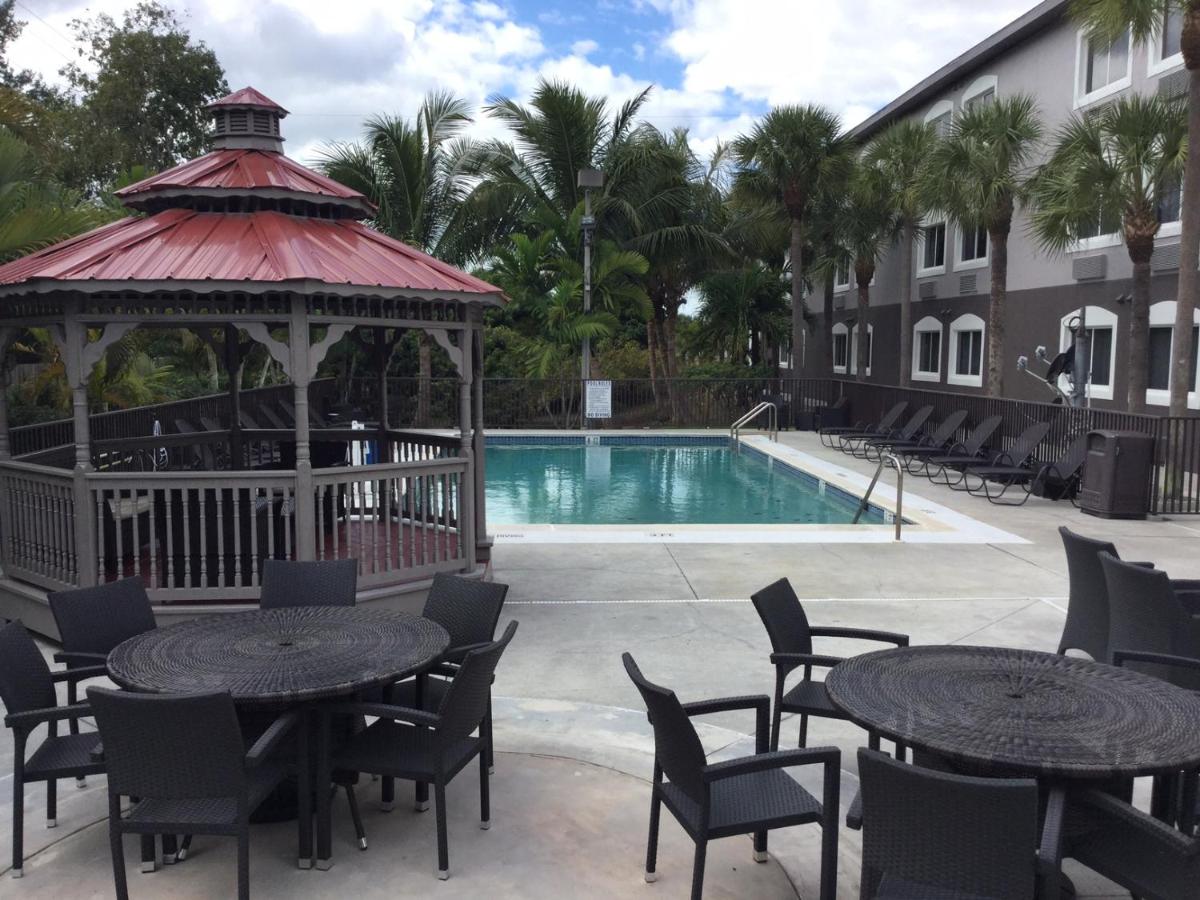 Days Inn & Suites by Wyndham Bonita Springs North Naples - image 2