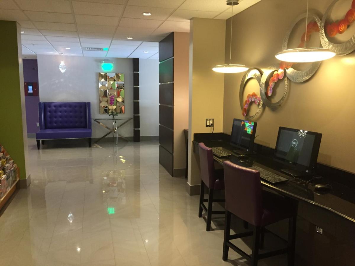 Days Inn & Suites by Wyndham Bonita Springs North Naples - image 6