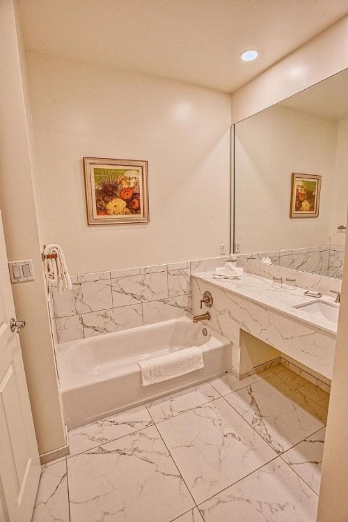 Trianon Bonita Bay Hotel - image 31