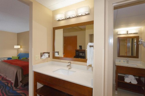 Baymont by Wyndham Bonita Springs - image 2