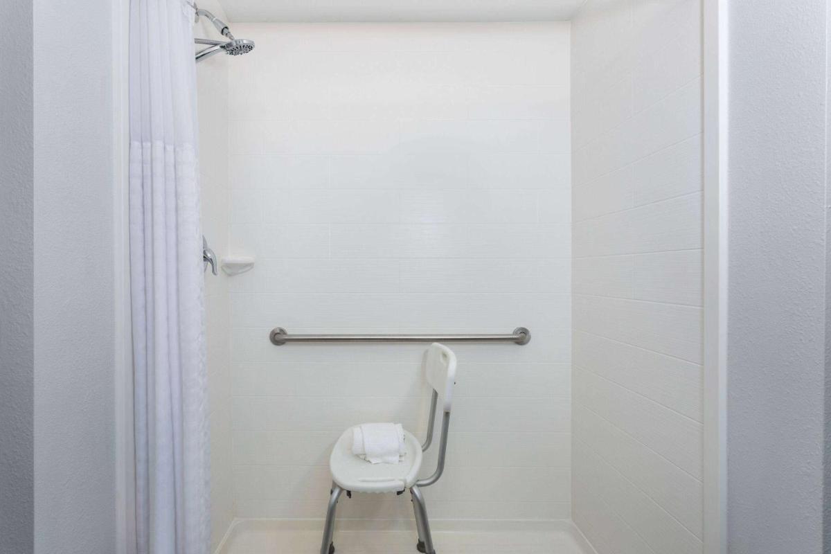 La Quinta by Wyndham Bonita Springs Naples North - image 4