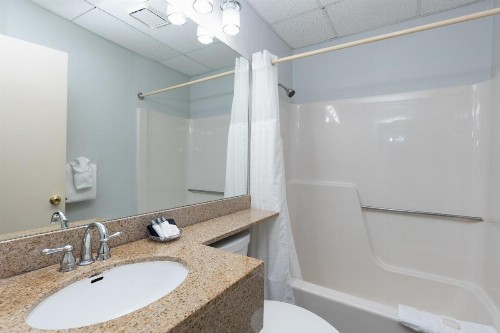 Boothbay Harbor Inn - image 28