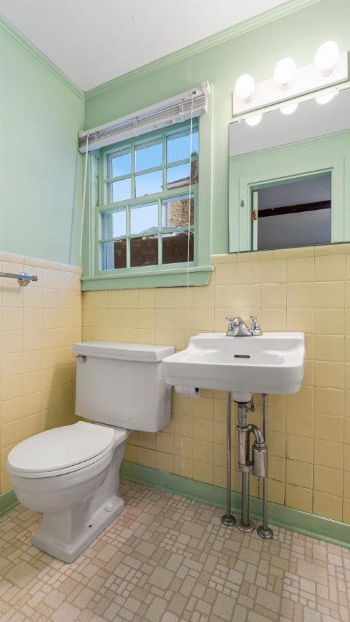 Mid-Town Motel - image 17