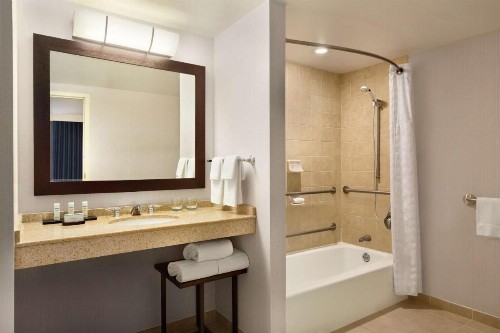 Embassy Suites Boston at Logan Airport - image 13