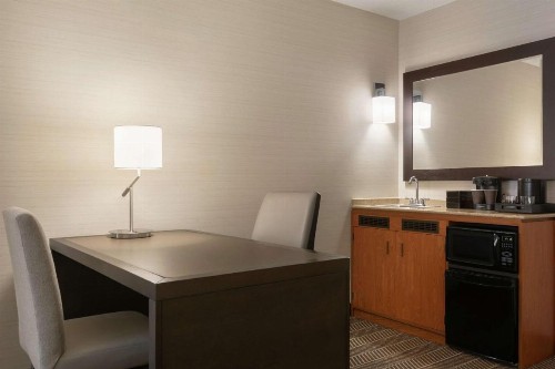 Embassy Suites Boston at Logan Airport - image 14