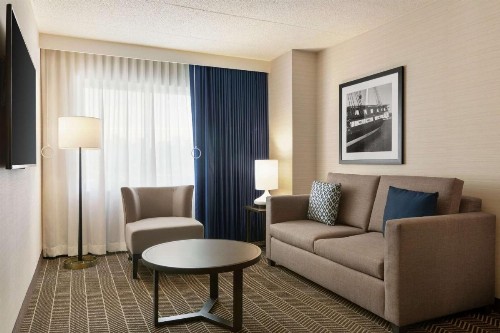 Embassy Suites Boston at Logan Airport - image 15