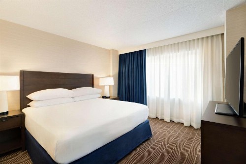 Embassy Suites Boston at Logan Airport - image 18