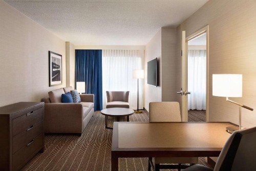 Embassy Suites Boston at Logan Airport - image 22