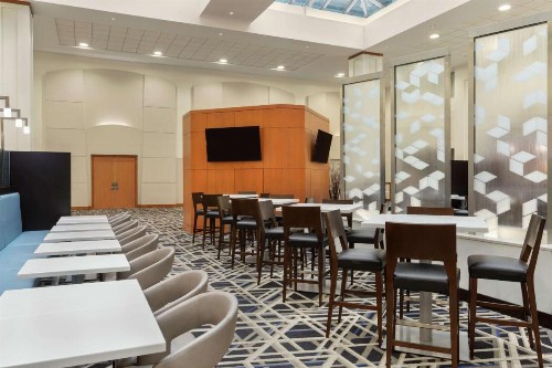 Embassy Suites Boston at Logan Airport - image 3