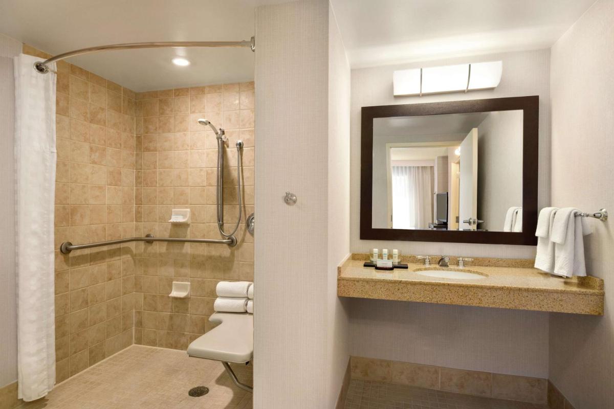 Embassy Suites Boston at Logan Airport - image 6