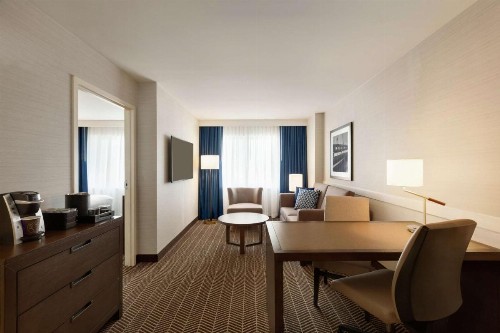 Embassy Suites Boston at Logan Airport - image 7