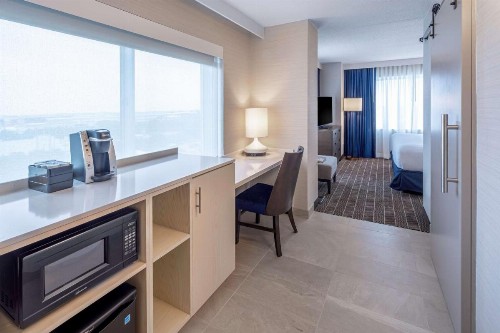 Embassy Suites Boston at Logan Airport - image 9