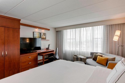 Courtyard by Marriott Boston Logan Airport - image 3