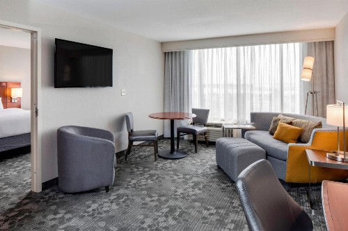 Courtyard by Marriott Boston Logan Airport - image 36