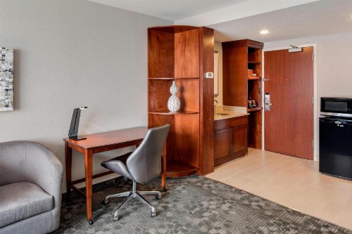 Courtyard by Marriott Boston Logan Airport - image 38