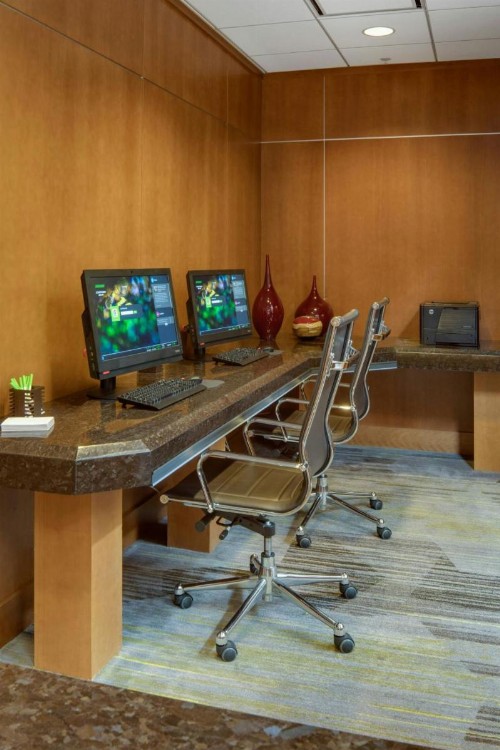 Courtyard by Marriott Boston Logan Airport - image 4
