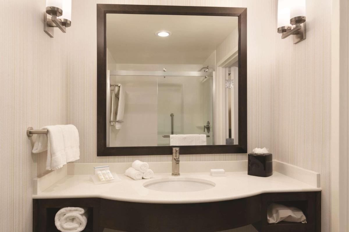 Hilton Garden Inn Boston Logan Airport - image 2