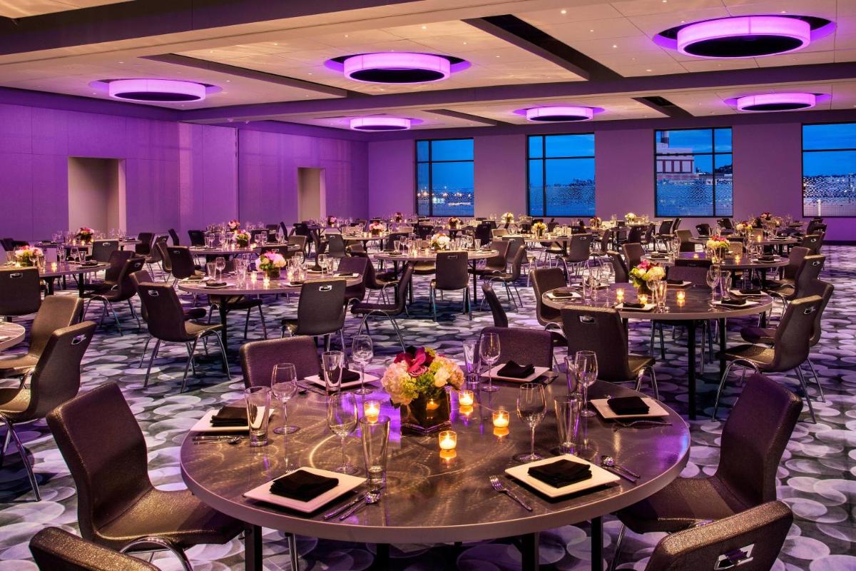 Aloft Boston Seaport District - image 7