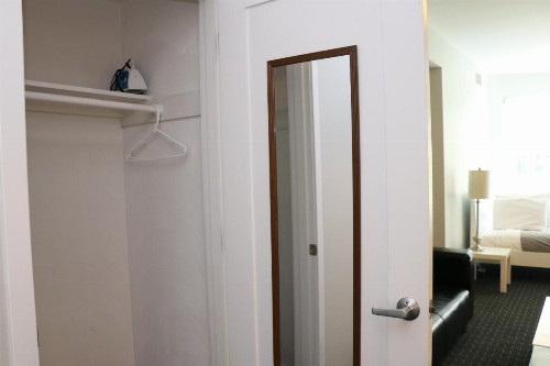 Stylish Newbury Street Studio #4 - image 8