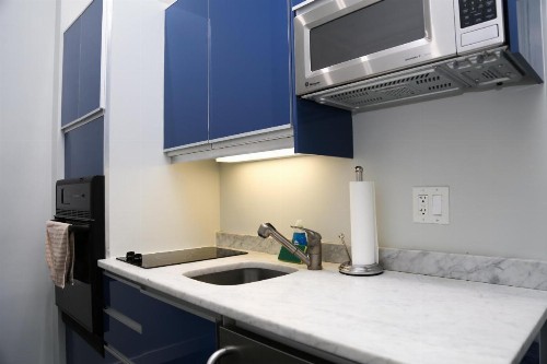 Large Stylish Newbury Street Studio w/ Kitchen - image 11